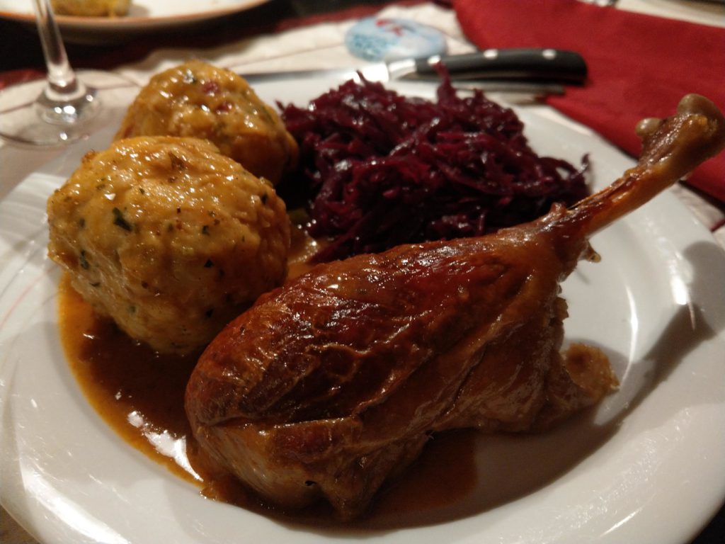 Eine schmackhafte Gänsekeule mit Rotkraut und Knödeln